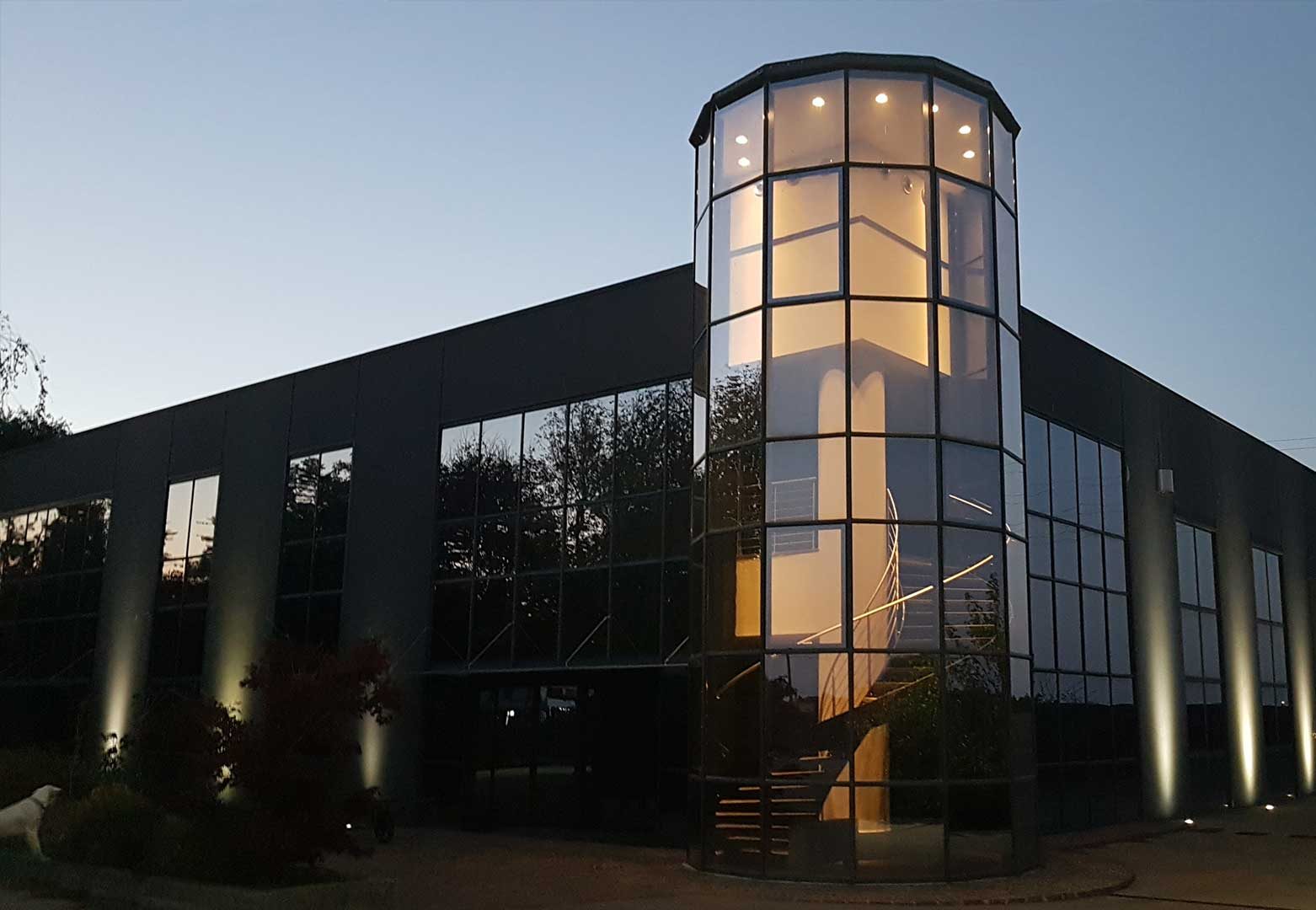 Fronte azienda notte